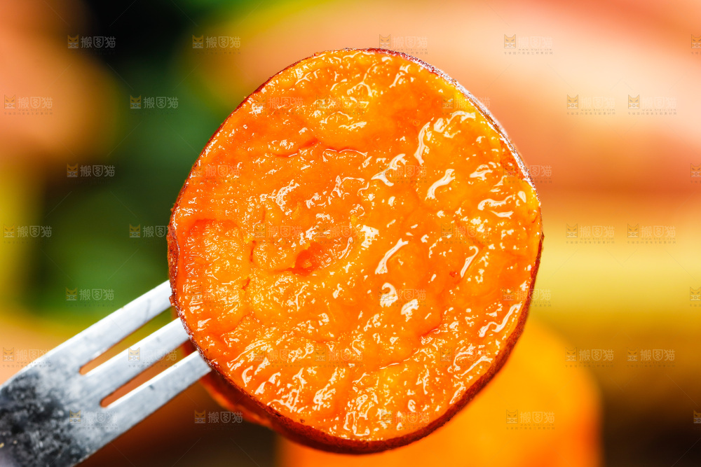 叉子上插着糖心蜜薯