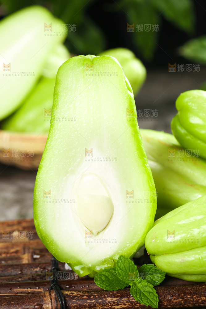 竹底上一堆绿皮佛手瓜