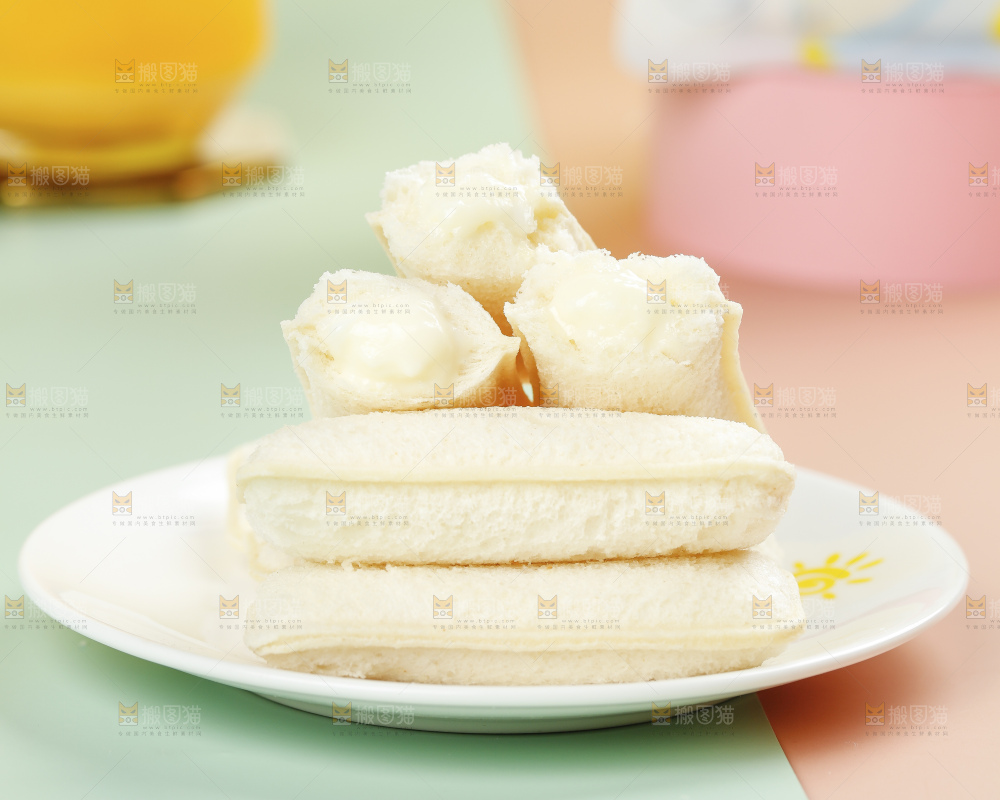 彩底上放着一盘乳酸菌面包