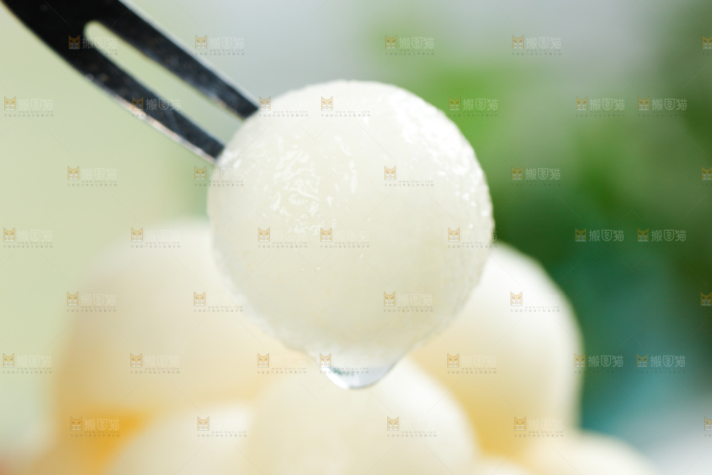 叉子上插着一块梨子果肉