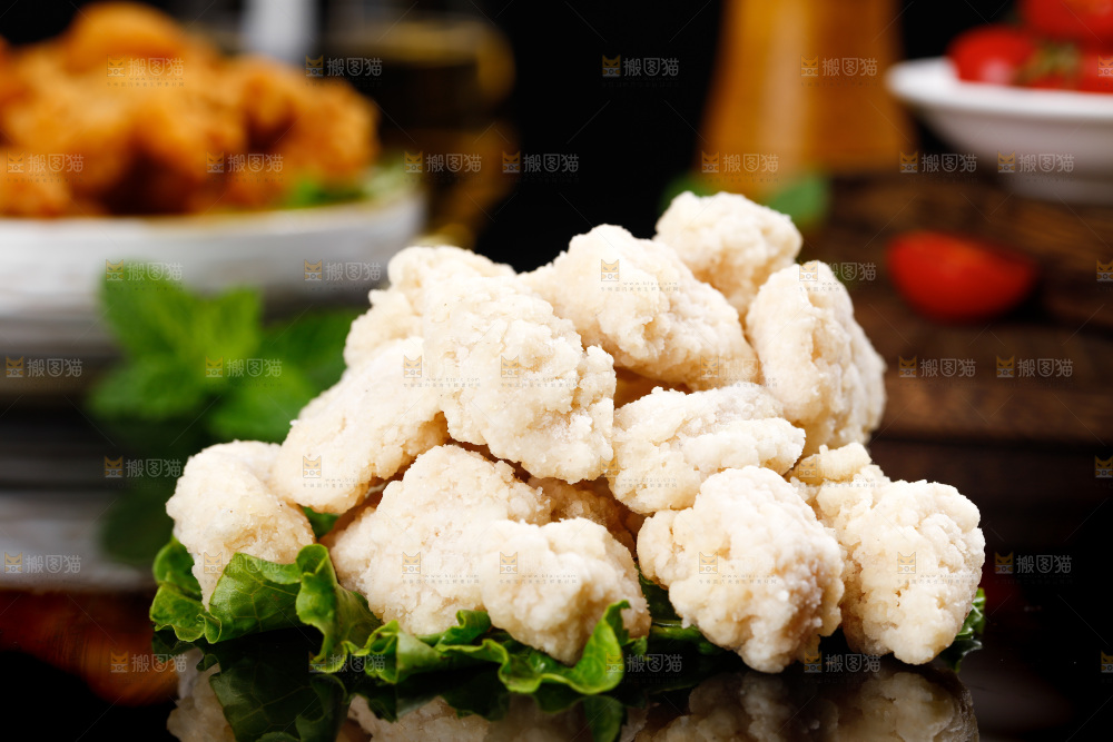 黑底上放着一堆鸡块