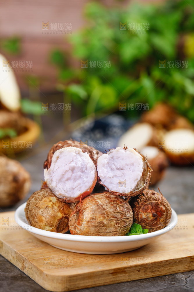 木板上放着一盘小芋头