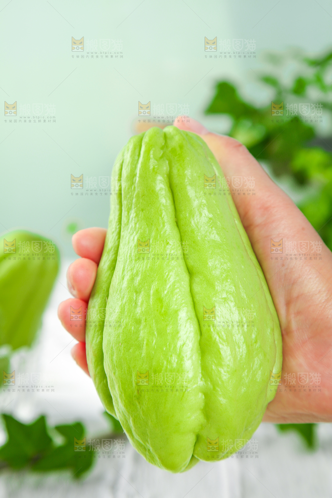手上拿着捧瓜