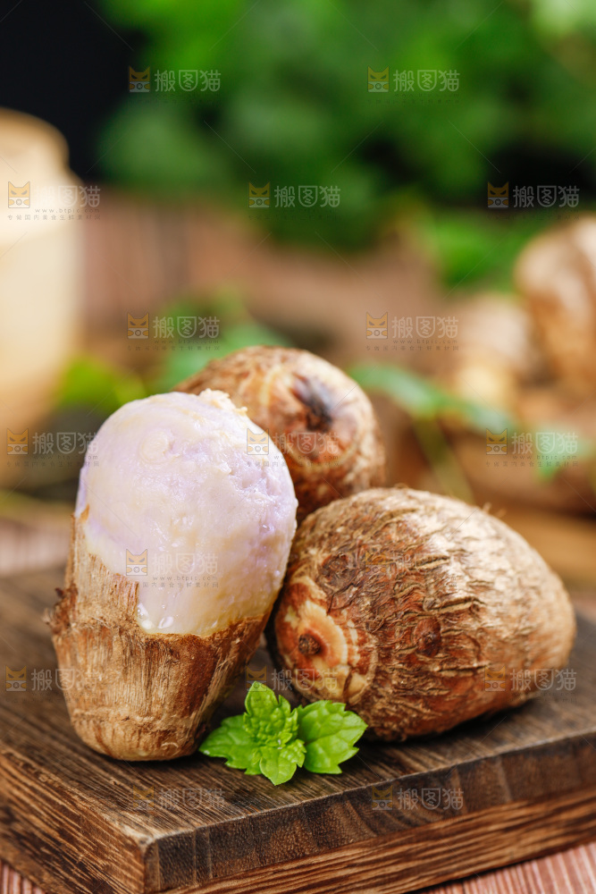 木板上一堆牛奶小芋头