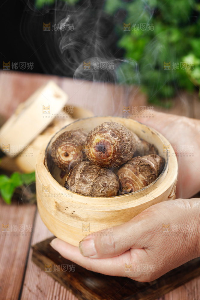 手上端着一笼牛奶小芋头
