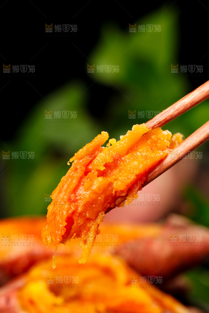 筷子上夹着六鳌蜜薯