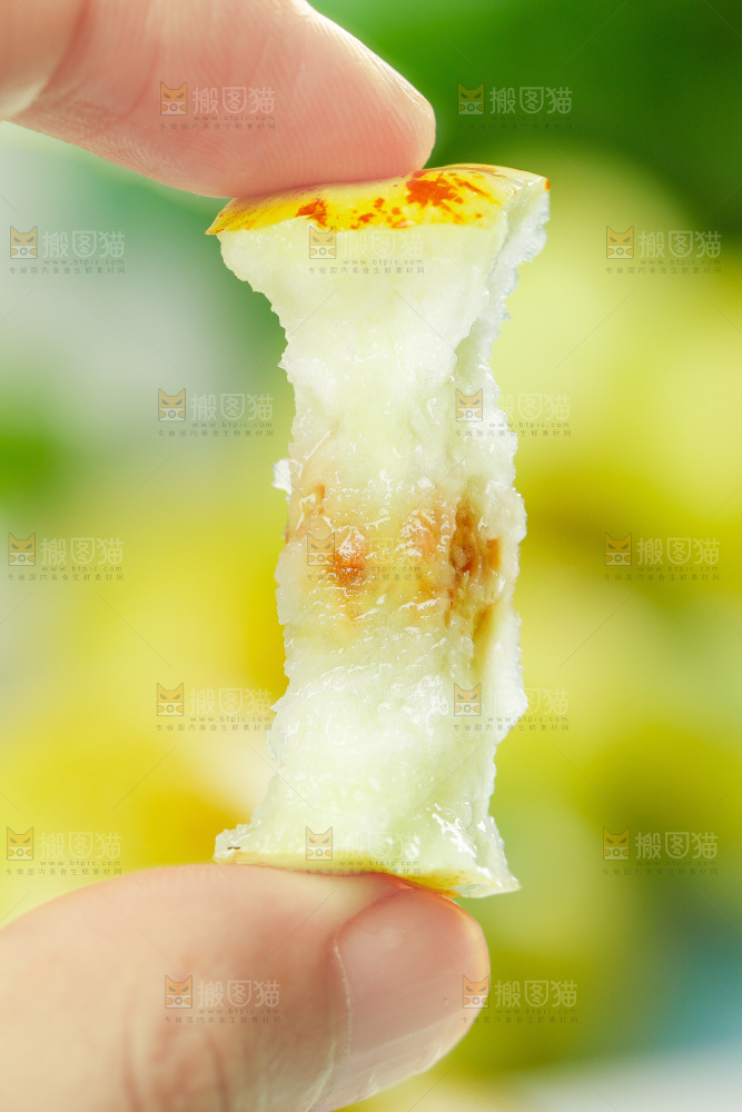 手上拿着枣子核