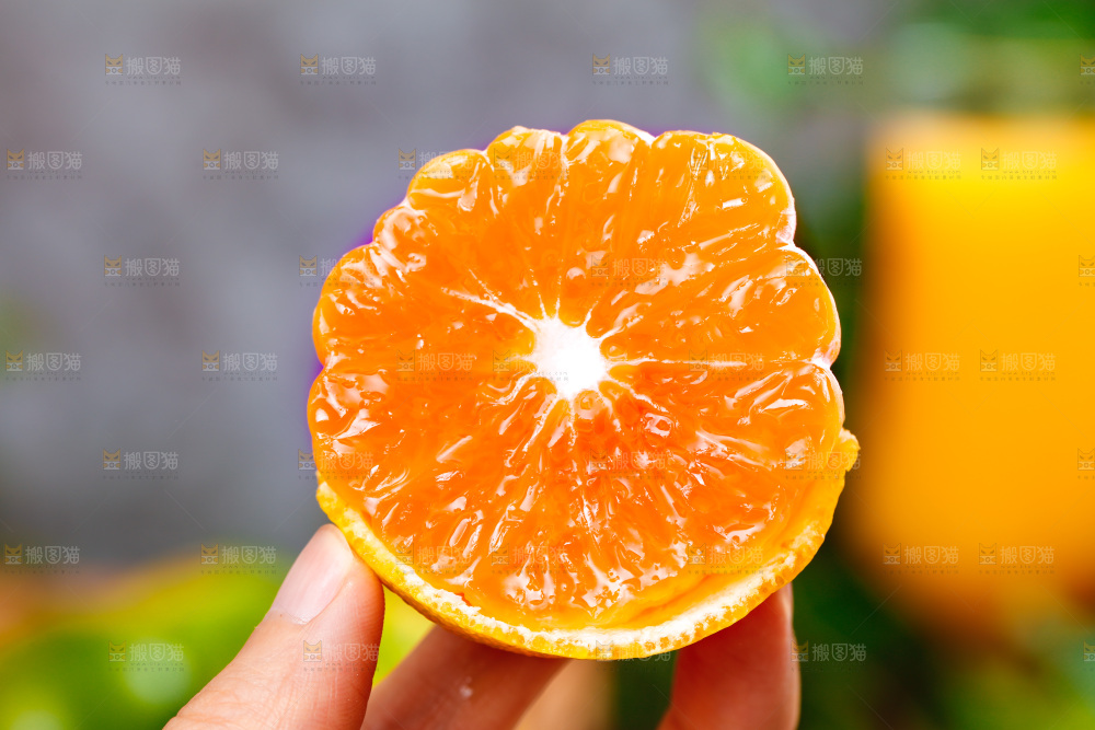 手上拿着蜜桔