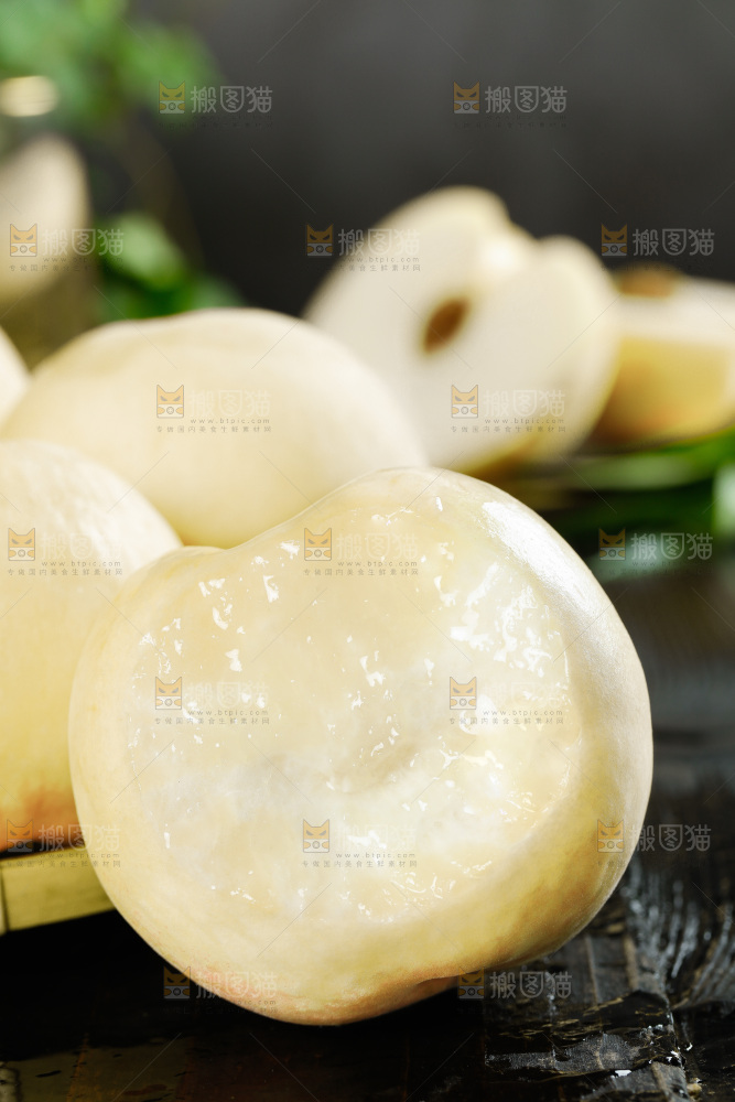 黑底上的白桃