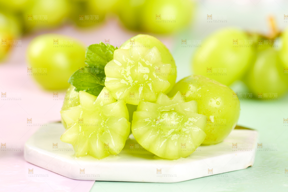 石垫上的无籽青提