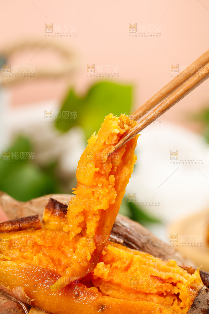 筷子上夹着六鳌蜜薯