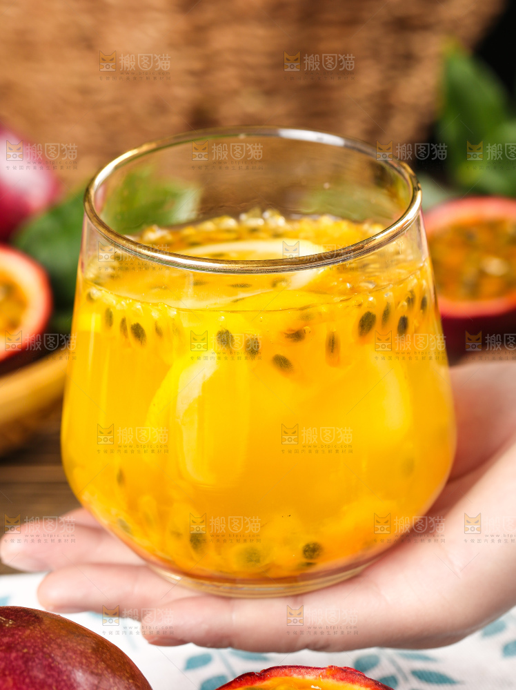 手上端着一杯百香果汁