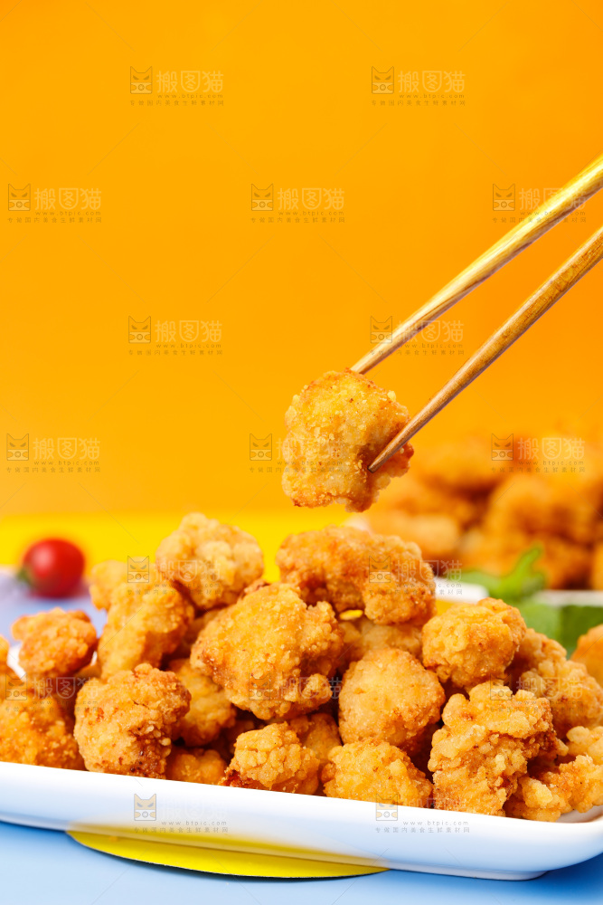 筷子上夹着鸡米花