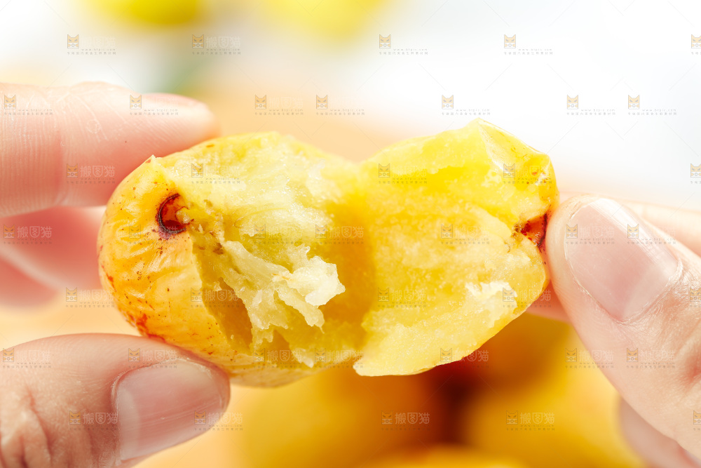 手上拿着蒸冬枣