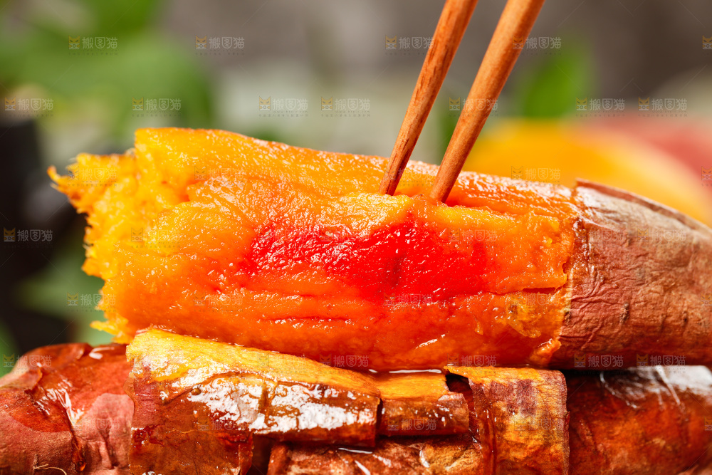筷子上夹着红心蜜薯