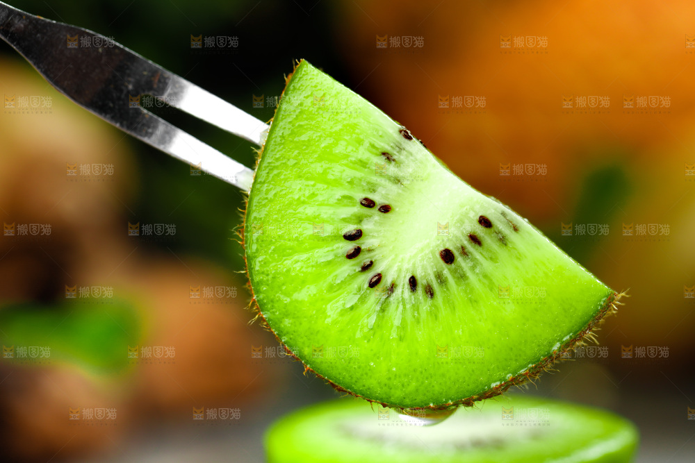 叉子上插着绿心奇异果