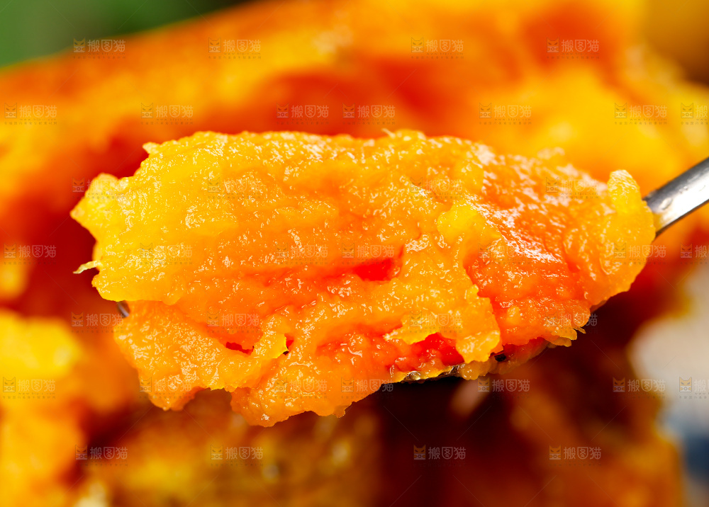 勺子上挖着蜜薯