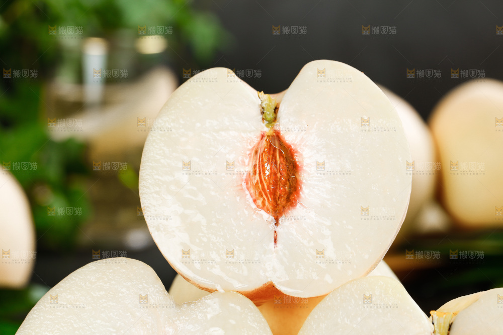 黑底上放着一堆沂蒙大白桃
