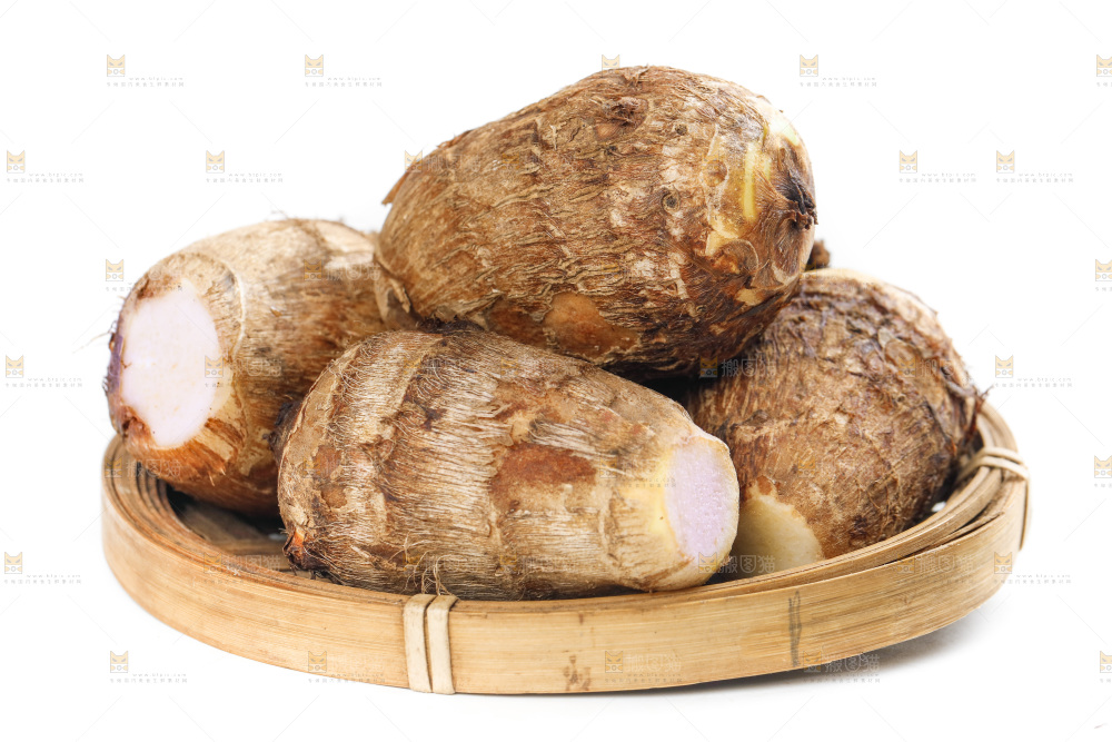 白底上篮子里的牛奶小芋头