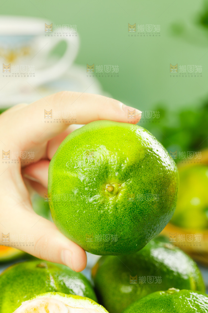 手上拿着蜜桔