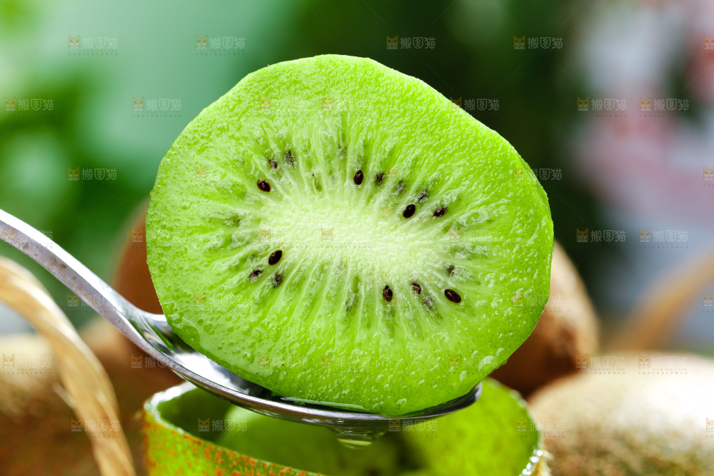 勺子上挖着绿心奇异果果肉