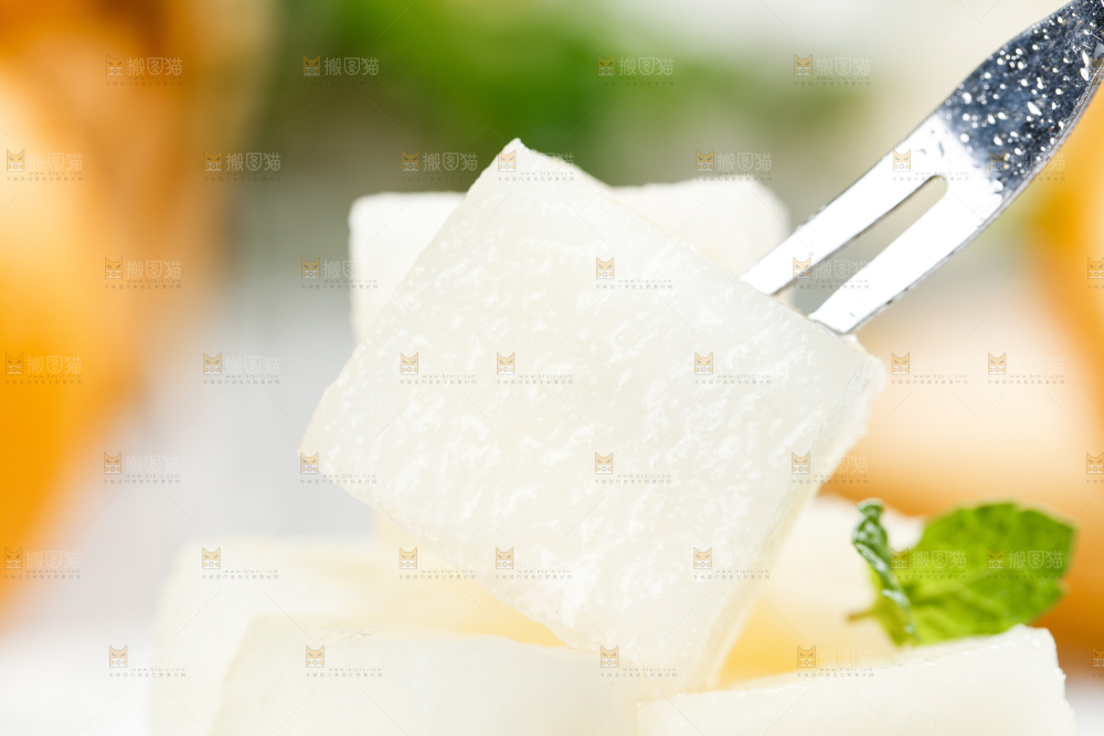 叉子上插着一块梨子果肉
