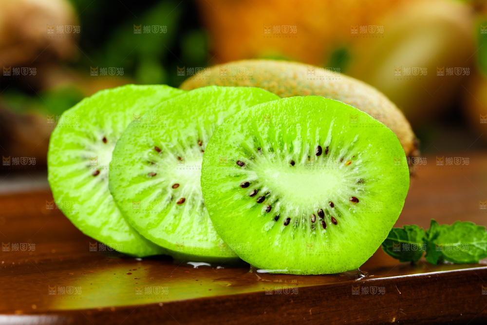 木板上放着绿心猕猴桃果肉