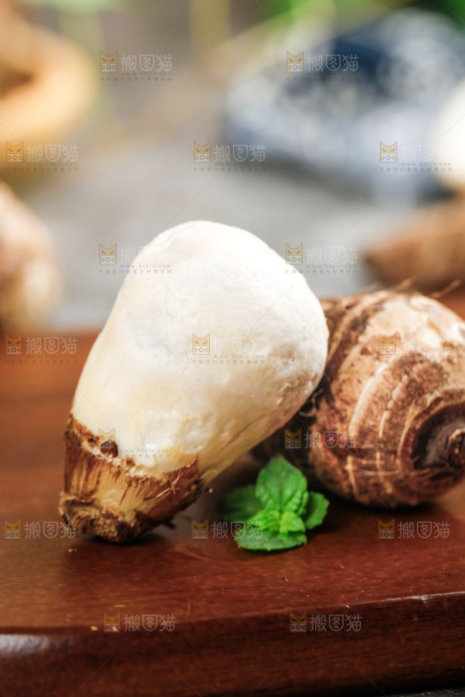 木板上的牛奶小芋头