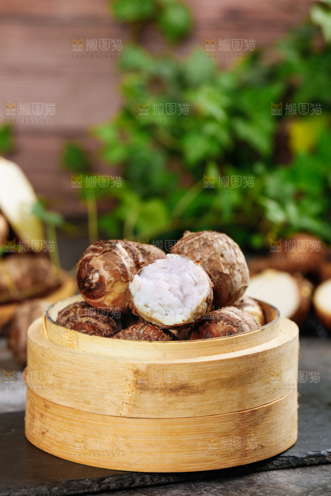 黑底上放着一笼云南牛奶小芋头