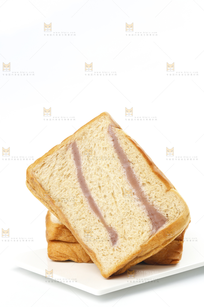 白石板上的粗粮双料吐司