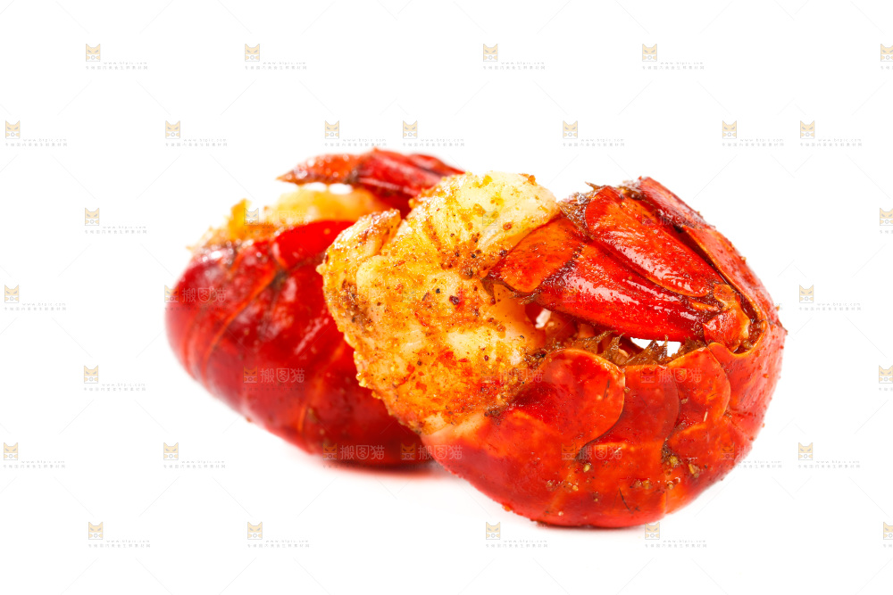 白底上放着虾球