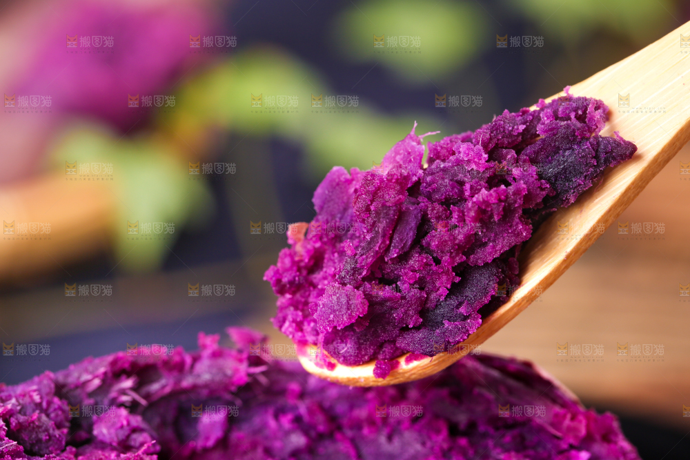 勺子上挖着紫薯