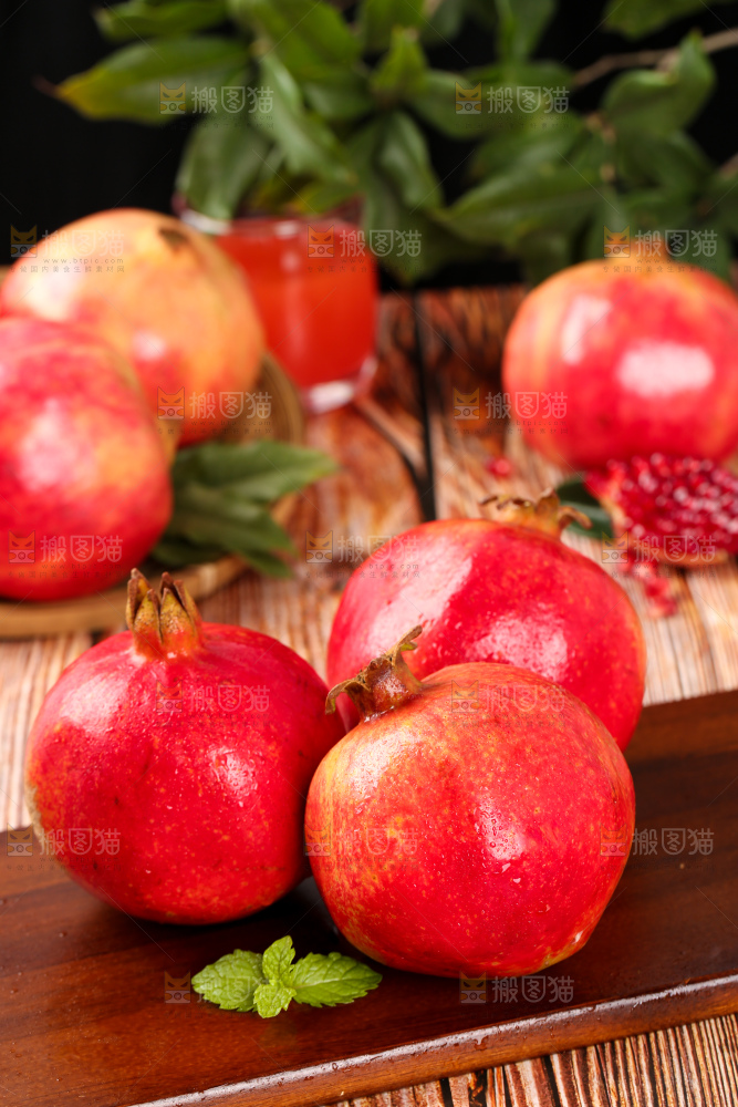 木板上的红石榴