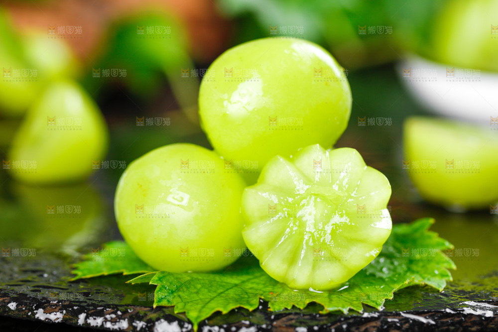 黑底上的阳光玫瑰葡萄