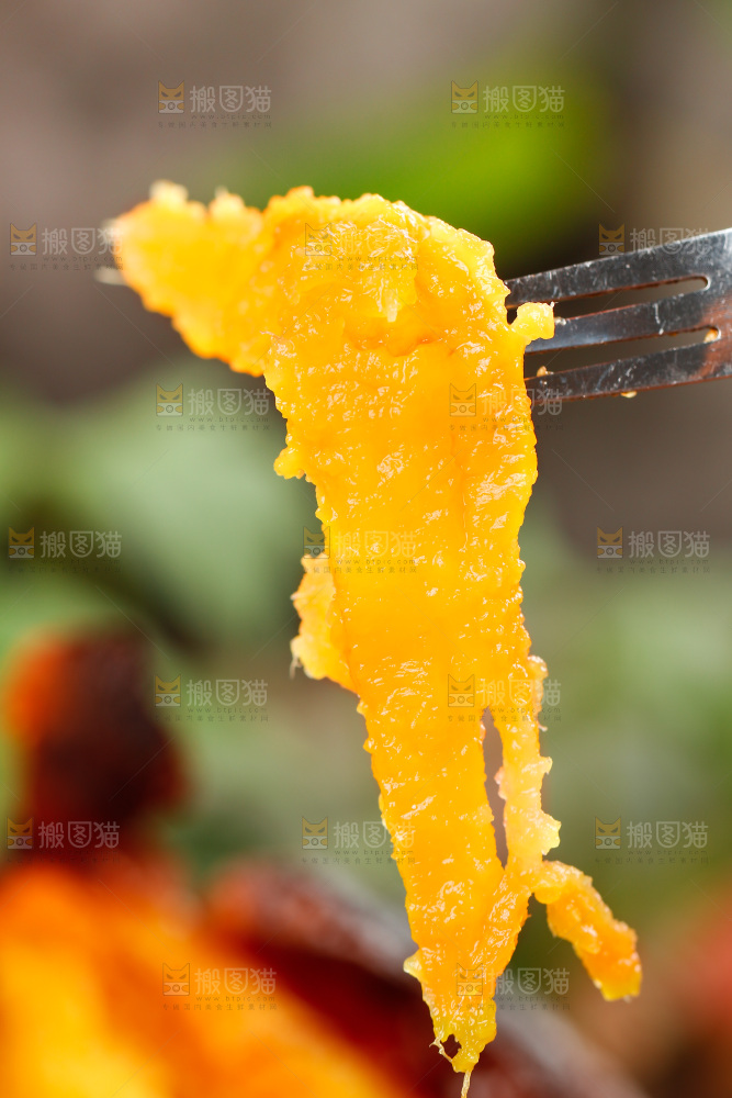 叉子上插着蜜薯