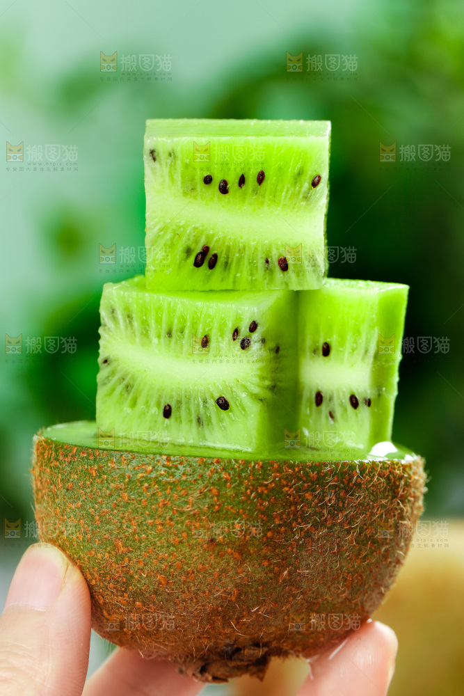手上拿着绿心猕猴桃