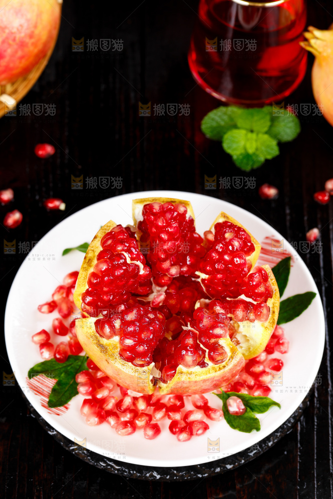 黑底上放着一盘突尼斯石榴