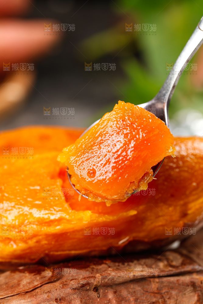 勺子上挖着流油糖心蜜薯