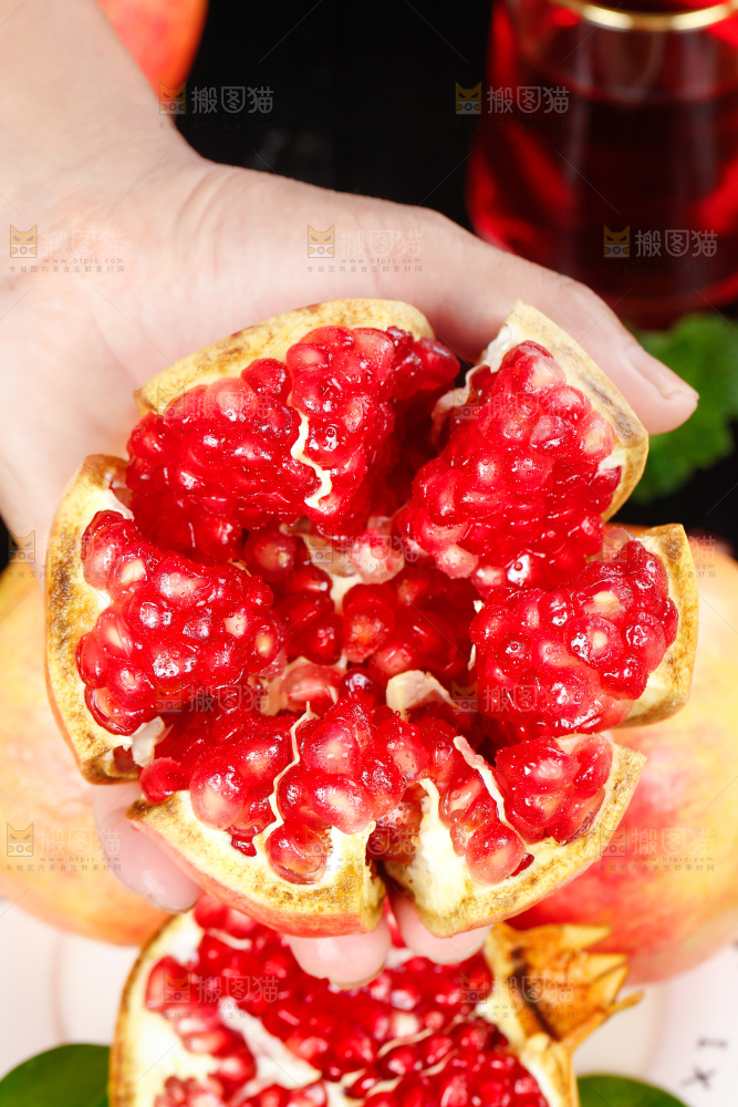 手上拿着红石榴
