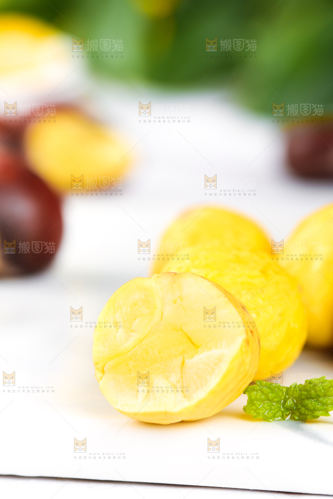 白石底上放着去壳的板栗仁