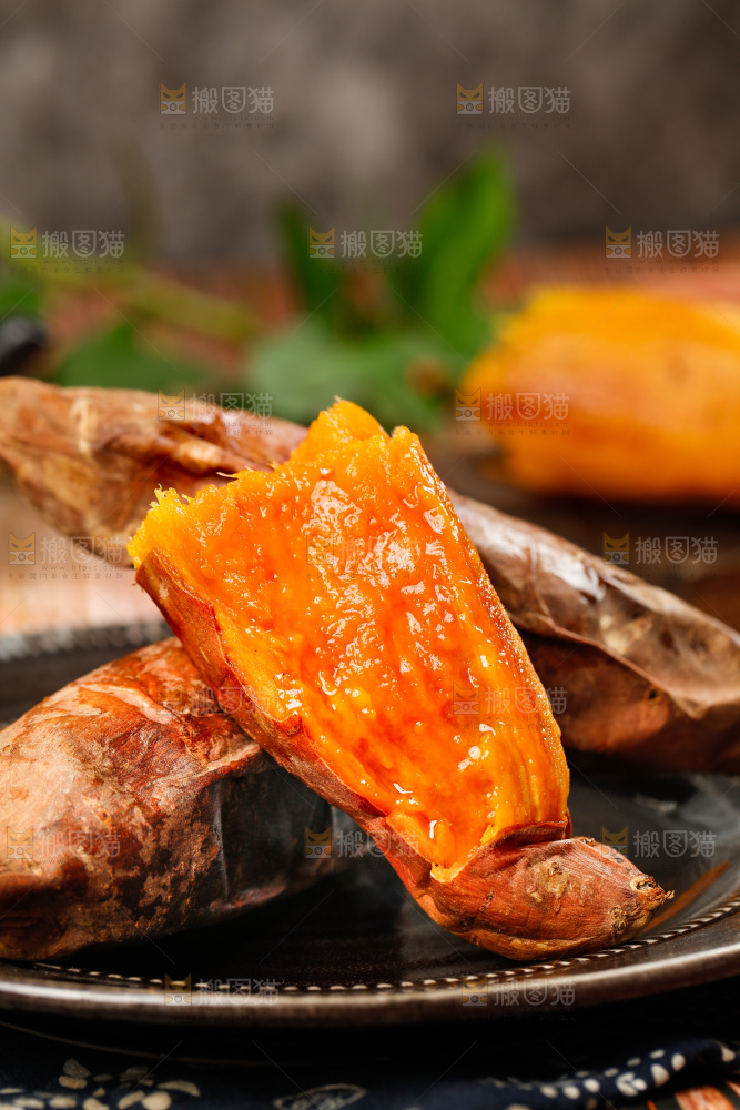 花布底上放着一盘红心蜜薯