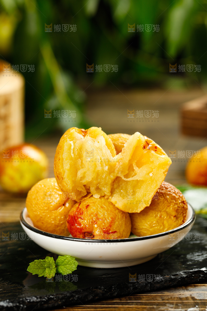 黑底上放着一盘蒸枣子