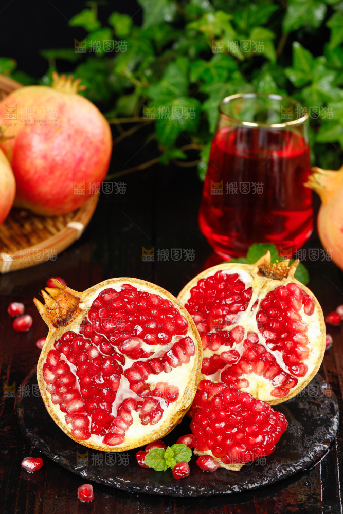 黑底上的软籽石榴