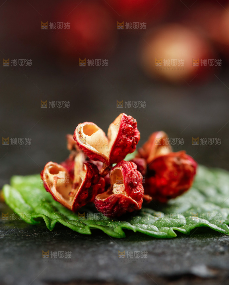 叶子上放着花椒
