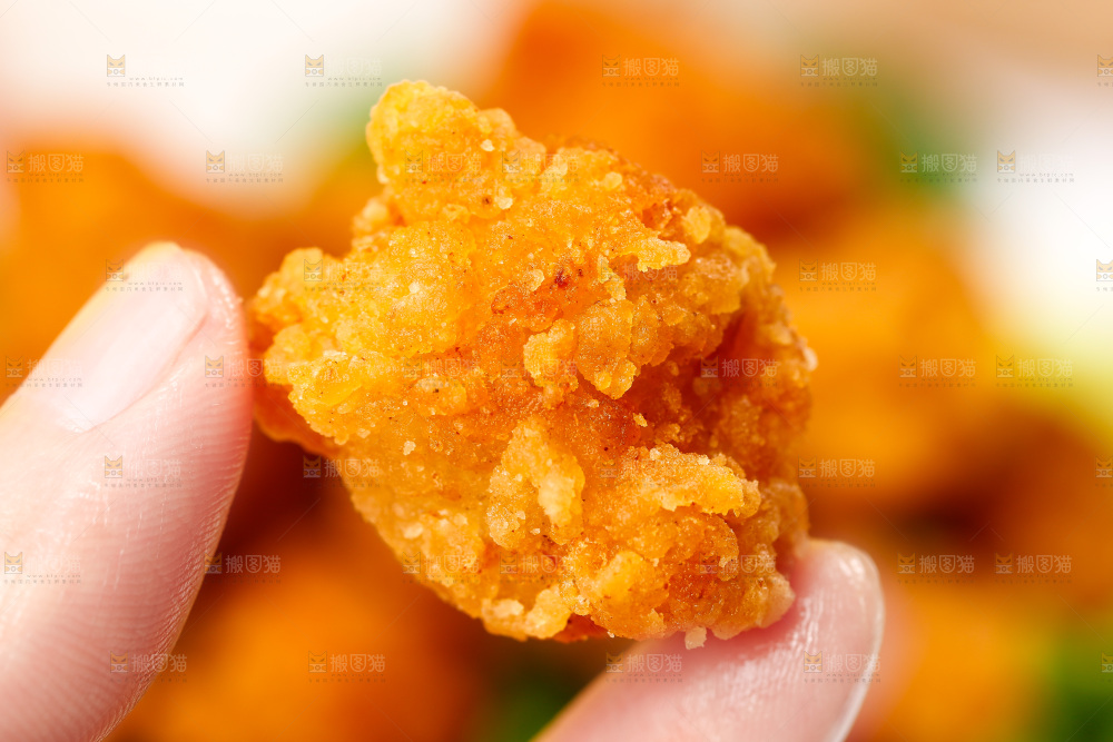 手上拿着香酥鸡米花