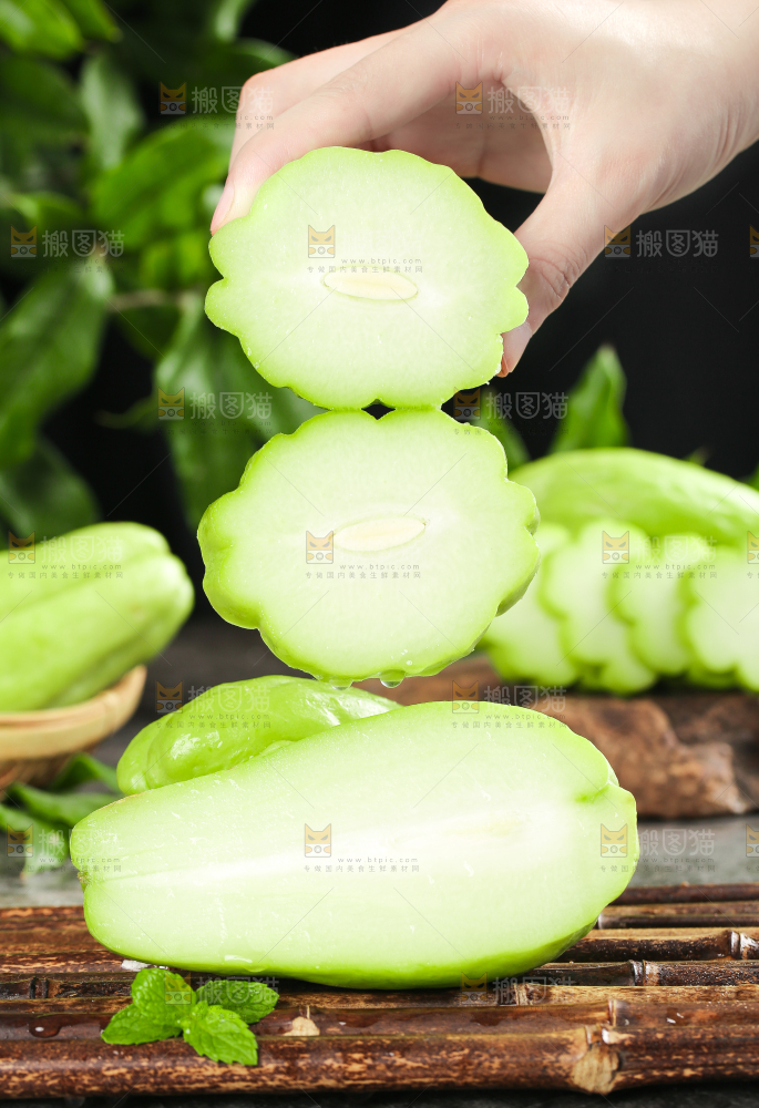 手上拿着捧瓜
