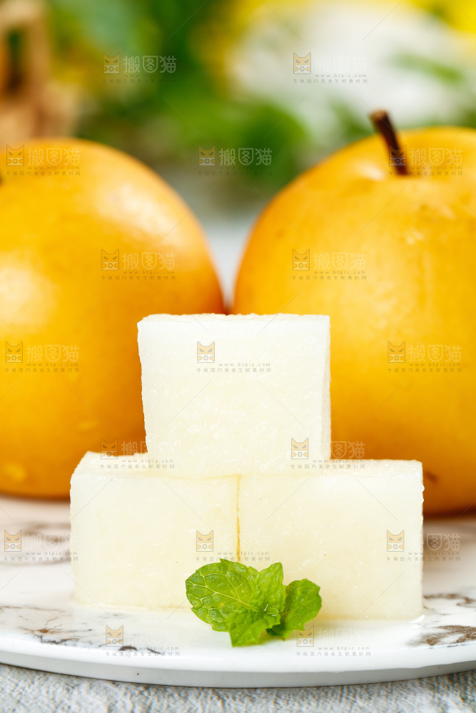 盘子里的秋月梨和秋月梨果肉