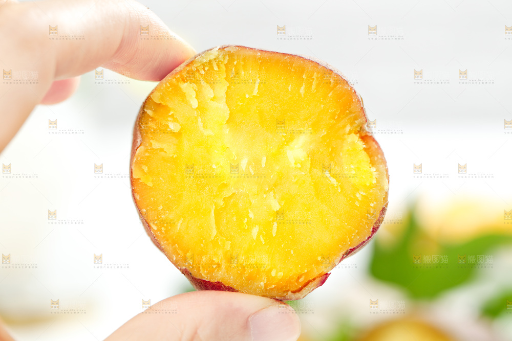 手上拿着黄心蜜薯