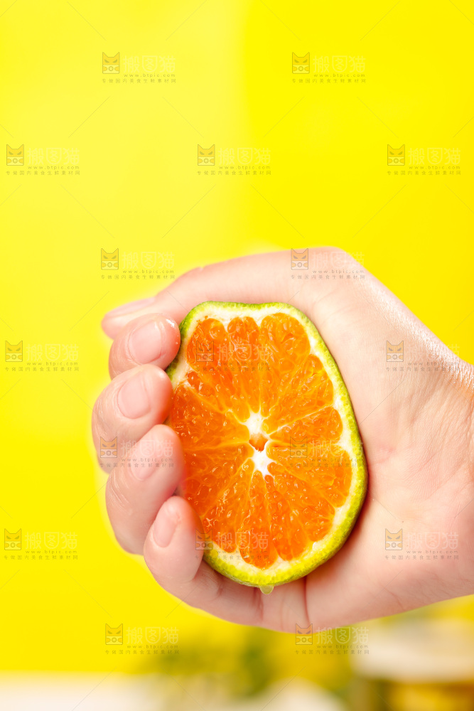 手上拿着蜜桔