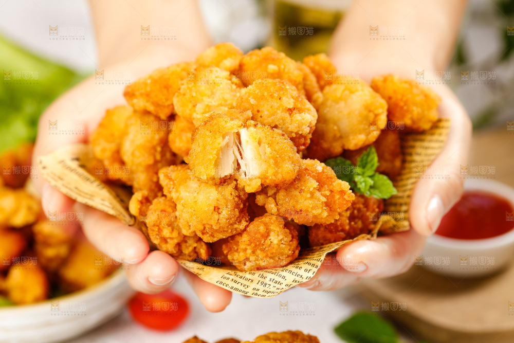 手上捧着油炸盐酥鸡